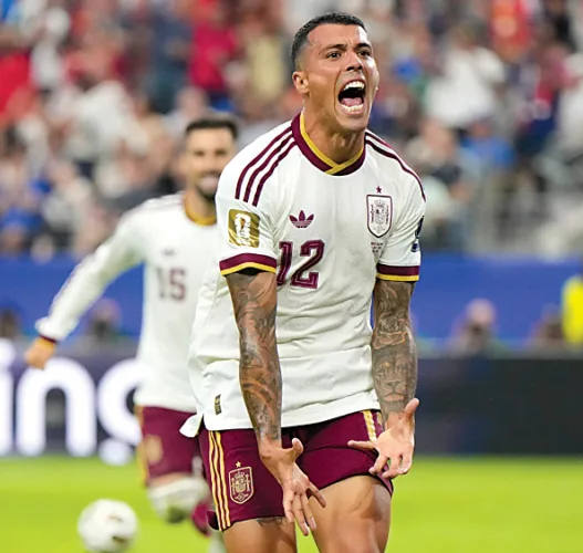 Spain shuts down France, advances to World Cup final